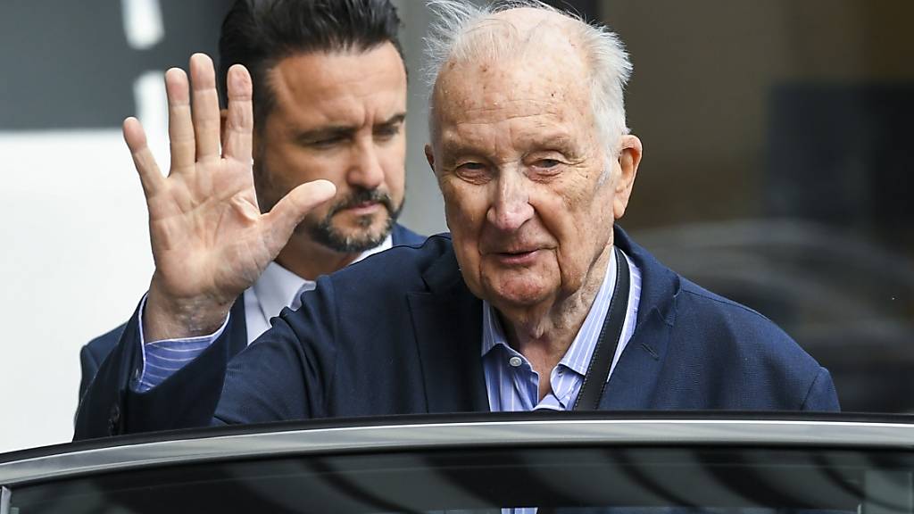 König Albert II. von Belgien winkt beim Verlassen des Saint-Luc-Krankenhauses. Der 89-Jährige war nach Dehydrierungsanzeichen am vergangenen Dienstag vorsorglich im Krankenhaus aufgenommen worden und wurde nach ungefähr einer Woche wieder entlassen. Foto: Frederic Sierakowski/Belga/dpa