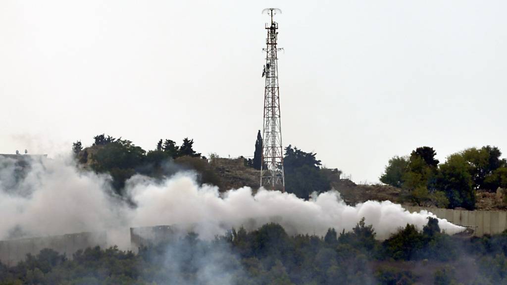 ARCHIV - Rauch steigt auf nach gegenseitigem Beschuss im Dorf Duhaira nahe der Grenze zu Israel. Foto: Hassan Ammar/AP/dpa