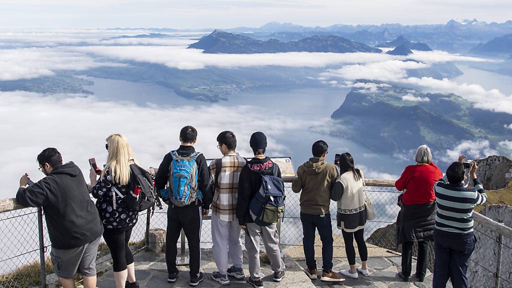 Die Zahl der ausländischen Touristen ist weiter am Steigen. Auf dem Bild: Touristen bestaunen auf dem Pilatus den Ausblick über den Vierwaldstättersee. (Archivbild)