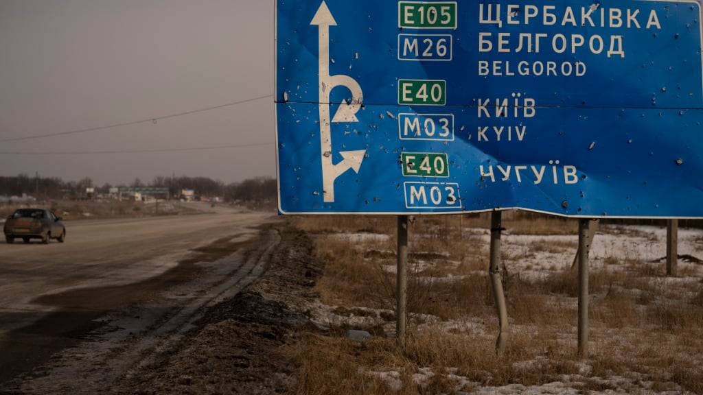 ARCHIV - Ein Auto fährt an einem von Kugeln und Granatsplittern beschädigten Straßenschild auf der Straße zur russischen Stadt Belgorod vorbei. Foto: Vadim Ghirda/AP/dpa/Symbolbild