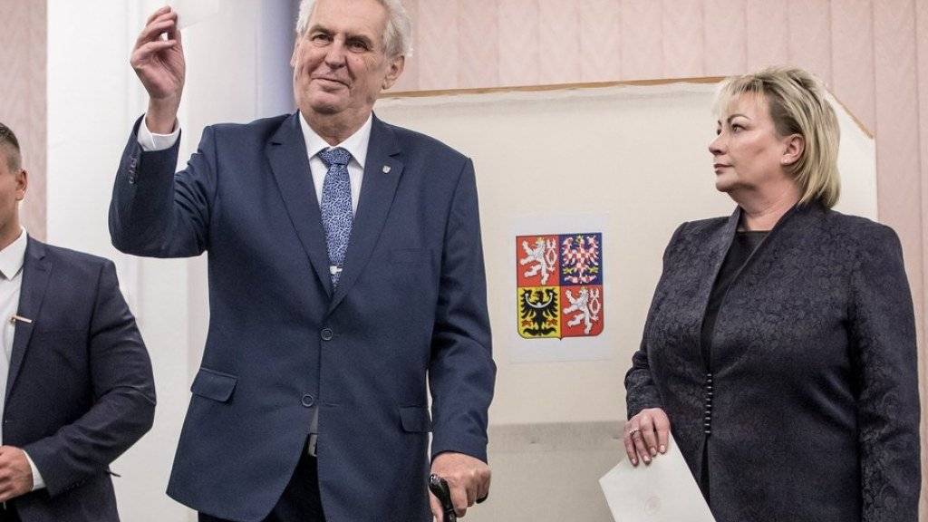 Amtsinhaber Milos Zeman (m), hier mit seiner Frau Ivana Zemanova (r) bei der Stimmabgabe in Prag.