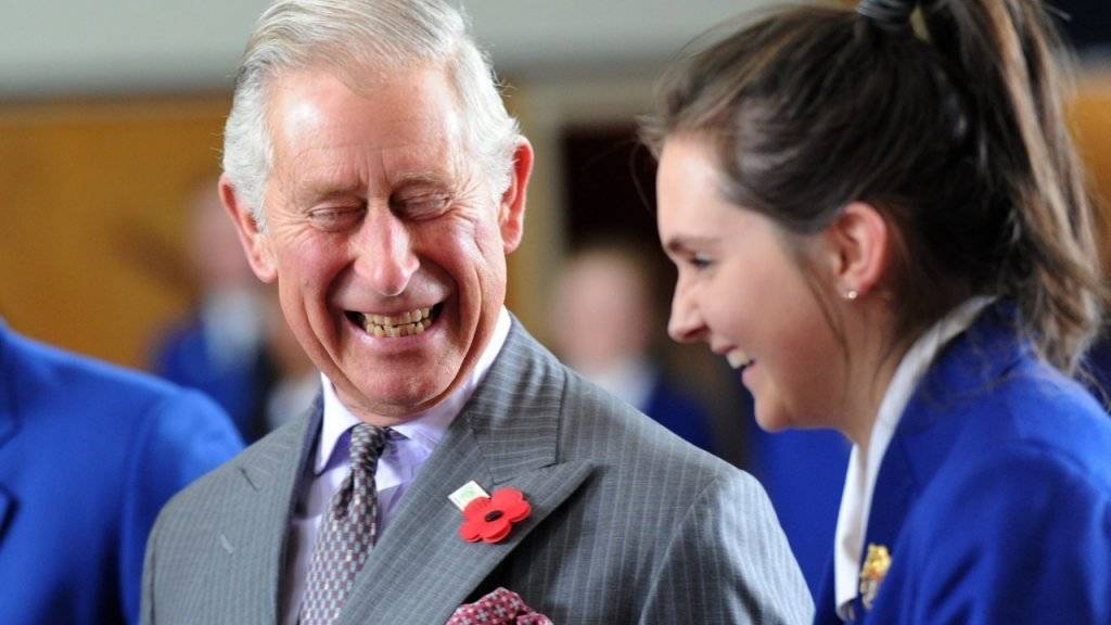 Prinz Charles amüsiert sich gut bei seinem Besuch des Tawa-Colleges in Wellington