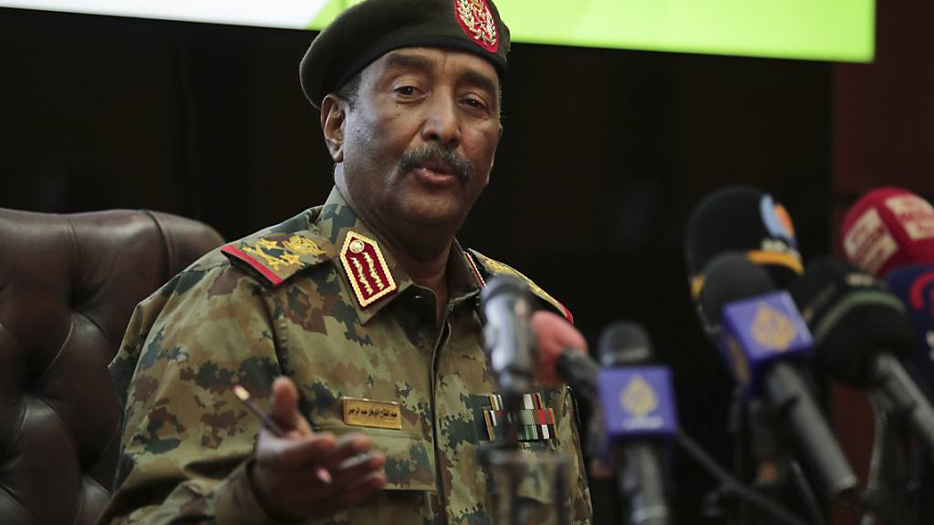 General Abdel Fattah al-Burhan, höchster Militärvertreter im Sudan, hält den entmachteten Ministerpräsident Hamduk in seiner Residenz fest. Man habe Hamduk zu seiner eigenen Sicherheit in die Residenz gebracht. Foto: Marwan Ali/AP/dpa