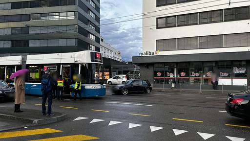 Auto und Tram kollidieren in der Badenerstrasse