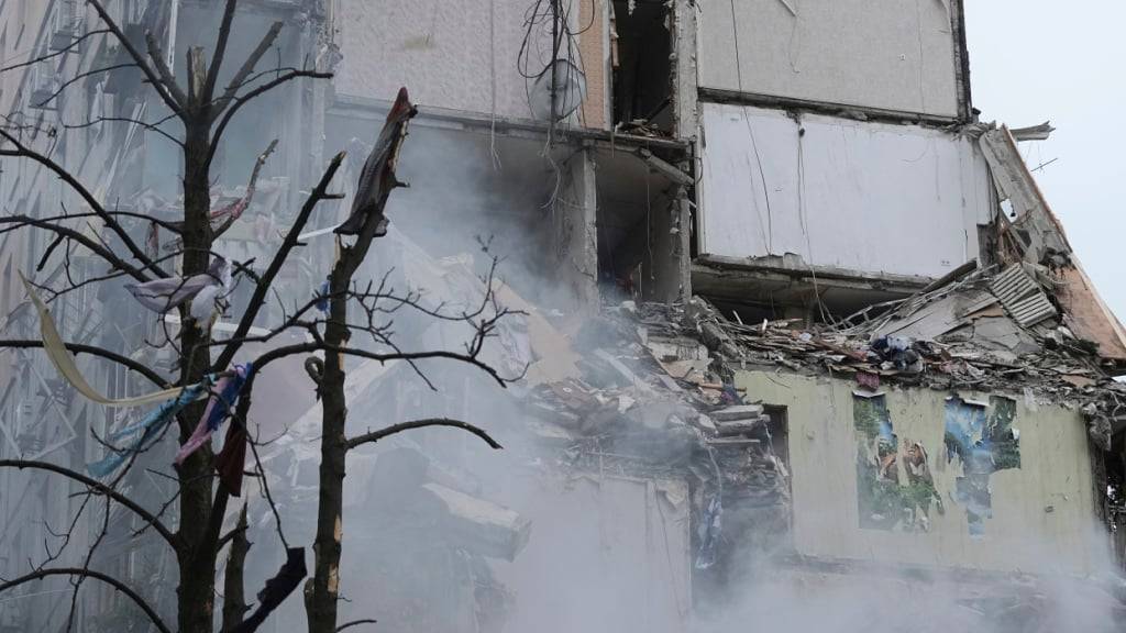 Zerstörtes Wohnhaus in Kiew nach einem russischen Raketenangriff. Foto: Efrem Lukatsky/AP/dpa/Archivbild