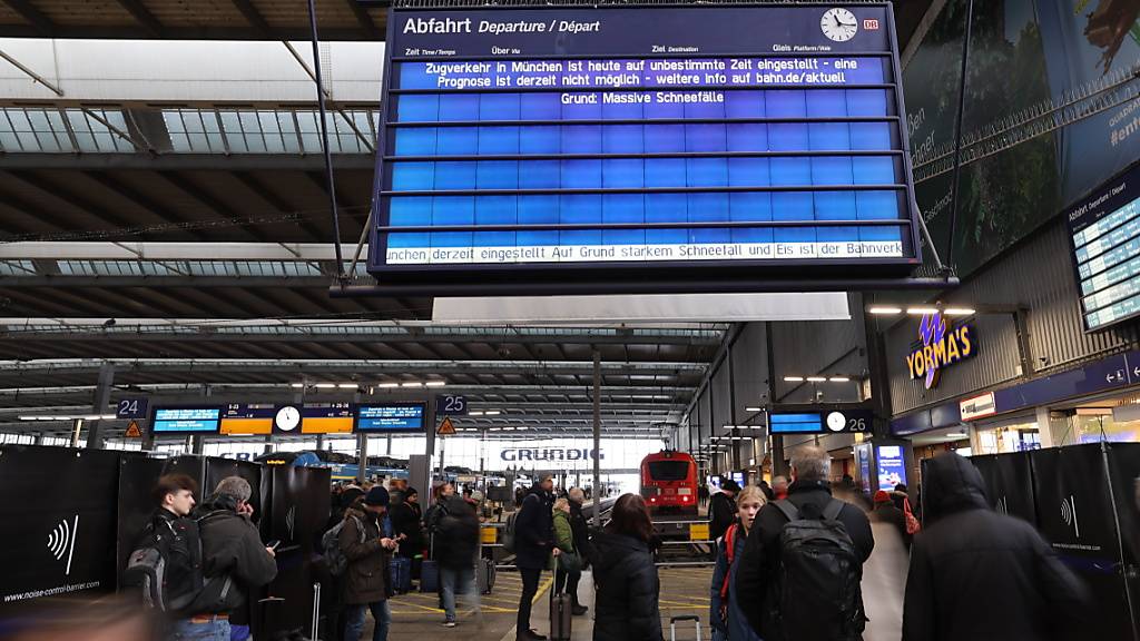 Die Deutsche Bahn rechnete aufgrund des Wintereinbruchs bis Wochenmitte mit Verspätungen und Zugausfällen - so wie bereits am Wochenende in München. (Archivbild)