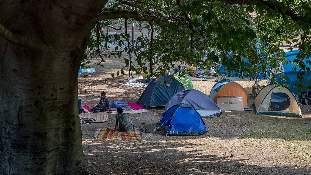 Bilder, die sich nicht wiederholen sollen: Campierende Flüchtlinge am Bahnhof von Como im vergangenen Jahr. In diesem Sommer scheint die Lage entspannter. (Archivbild)