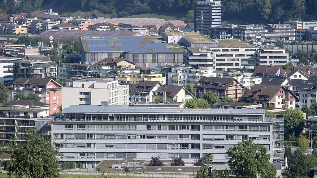Das Spital Nidwalden in Stans NW. Spitäler, aber auch Pflegeheime und die Spitex, sollen Anreize erhalten, mehr Pflegerinnen und Pfleger auszubilden. (Archivaufnahme)
