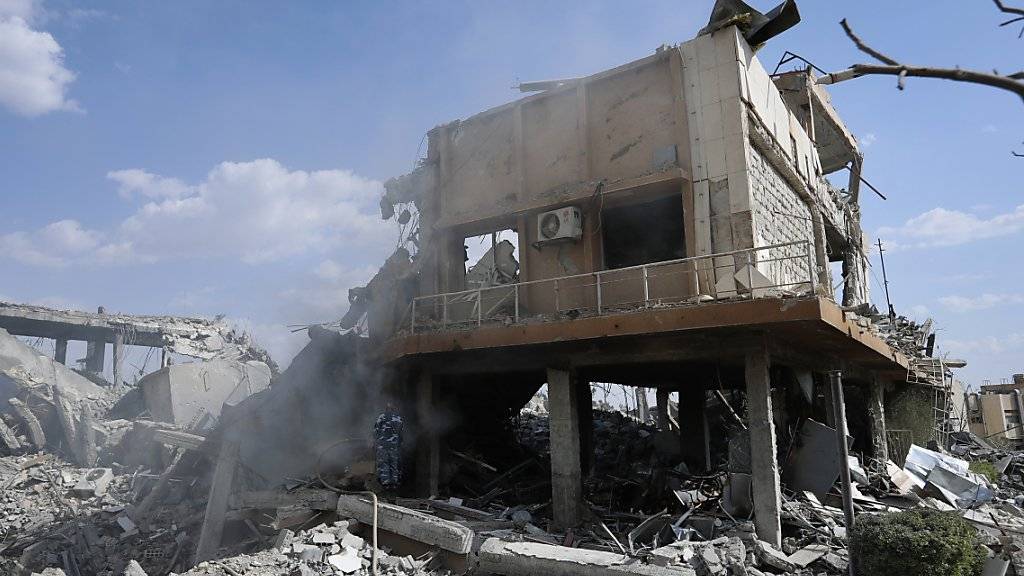 Ein von den USA, Grossbritannien und Frankreich bei Raketenangriffen Mitte April zerstörtes Forschungszentrum in Syrien. (Archivbild)