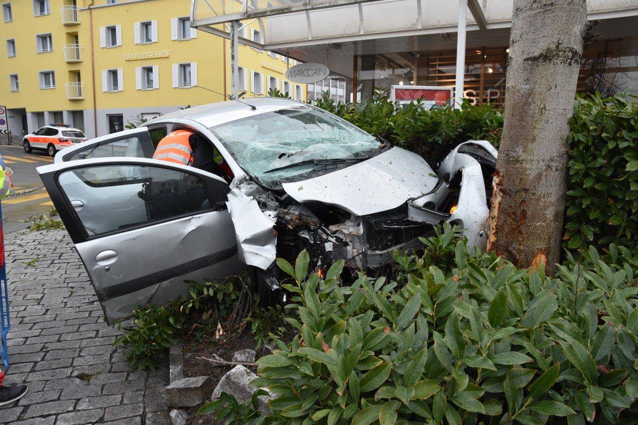 Aus gesundheitlichen Gründen verlor die Lenkerin die Kontrolle über ihr Wagen. (BIld: Landespolizei Fürstentum Liechtenstein)