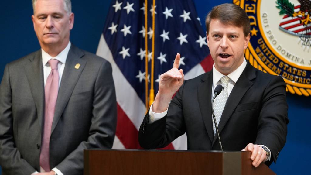 Der US-Staatsanwalt für den westlichen Bezirk von North Carolina, Russ Ferguson (r), spricht während einer Pressekonferenz neben dem FBI-Spezialagenten James C. Barnacle, Jr. Foto: Erik Verduzco/AP/dpa