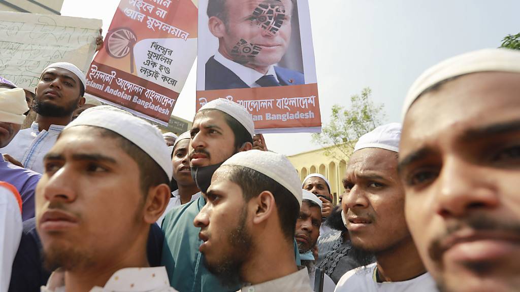 Aktivisten der islamistischen Partei Islami Andolan Bangladesh rufen bei einem Protest gegen Frankreich zum Boykott französischer Produkte auf. Foto: Suvra Kanti Das/ZUMA Wire/dpa
