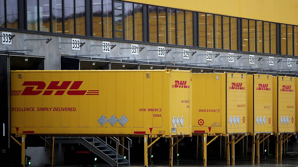 Der deutsche Logistik-Konzern DHL will bedingt durch die Corona-Pandemie 2200 Stellen abbauen. (Archivbild)