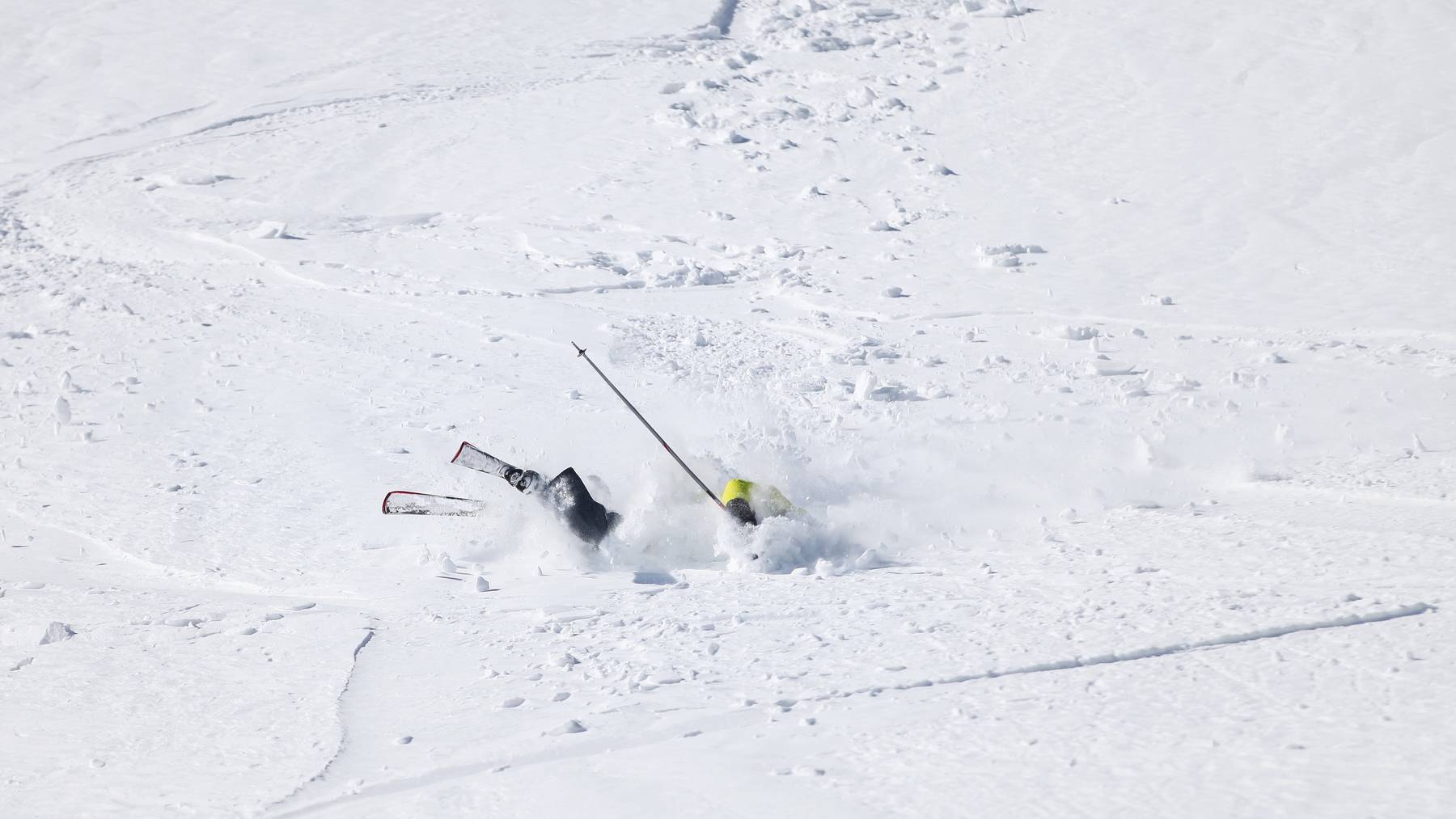 Ein unbekannter Skifahrer hat am Freitagmorgen in Lech eine 68-jährige Frau umgefahren. (Symbolbild)
