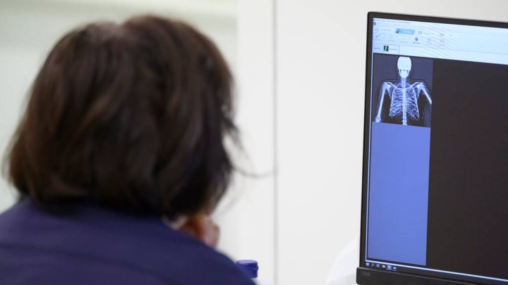 Ärzteschaft und weitere Leistungserbringer rechnen ab dem kommenden Jahr ambulant erbrachte Leistungen mit einem neuen Tarifmodell ab. Für Patientinnen und Patienten soll sich nicht viel ändern. (Themenbild)