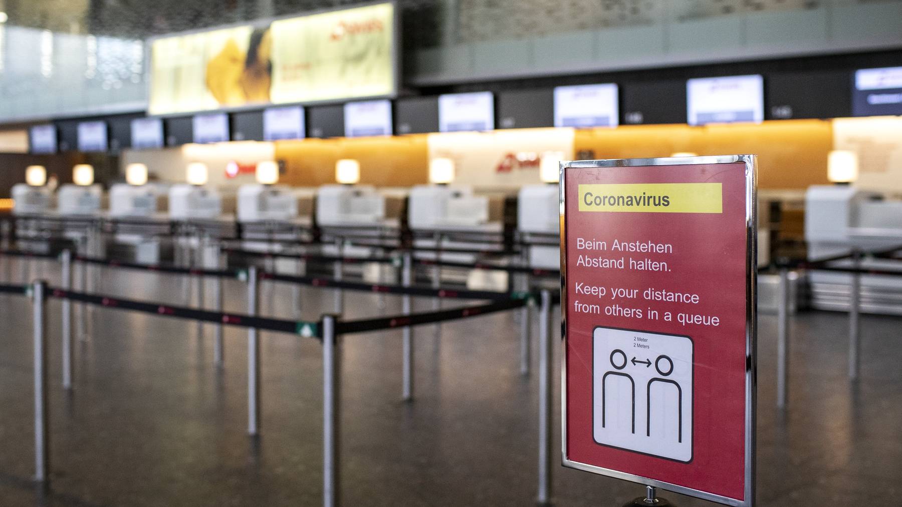 Unter Einhaltung der Abstandsregeln versuchen Schweizer Unternehmen wieder in ihren Alltag zurückzufinden. Hier am Flughafen in Zürich.