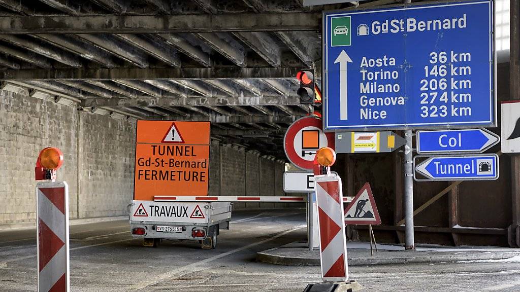 Nach der Schliessung seit Ende September könnte der Strassentunnel am Grossen St.Bernhard bereits am 24. Dezember wieder für den Verkehr freigegeben werden.