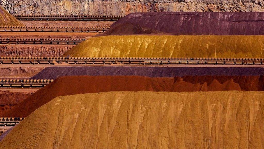 Preisverfall bei Rohstoffen: Aufgeschüttete Hügel aus Eisenerz in einer Mine von Rio Tinto in Australien. (Archiv)