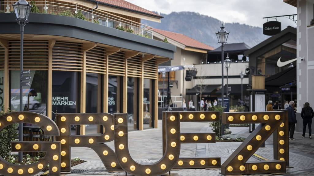 Der Nationalrat will Touristinnen und Touristen aus dem Ausland das Einkaufen in der Schweiz steuerlich erleichtern. Im Bild das Landquart Fashion Outlet. (Archivbild)