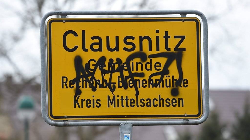 Nach einer  fremdenfeindlichen Demonstration vor einer Asylunterkunft im ostdeutschen Clausnitz wird die Polizei für ihren rabiaten Einsatz kritisiert. Diese verteidigt sich und weist Flüchtlingen eine Mitschuld an der Eskalation zu.