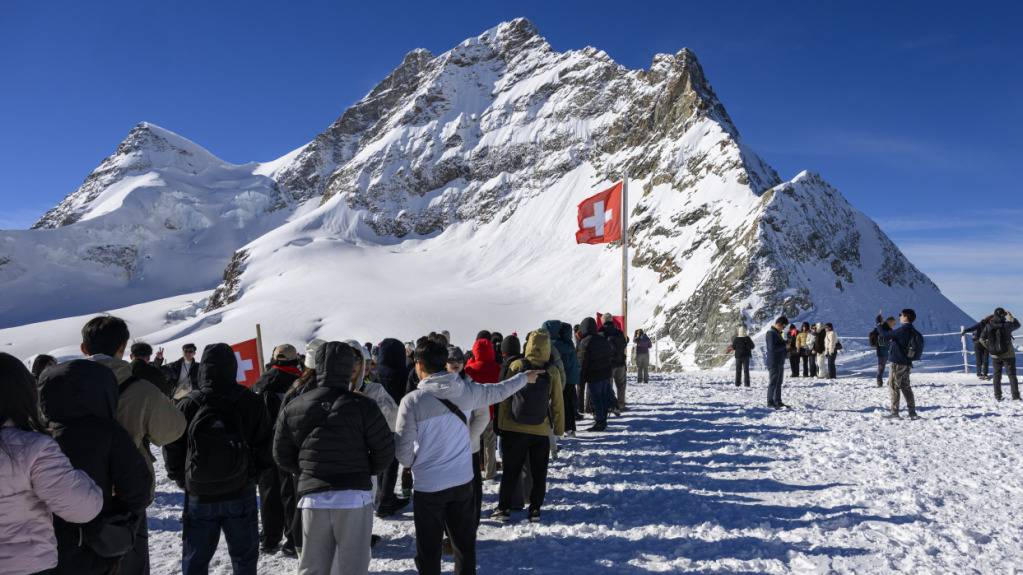 Fast 44 Millionen Übernachtungen verzeichnete die Hotellerie im Jahr 2025. Hier Gäste auf dem Jungfraujoch. (Archivbild)