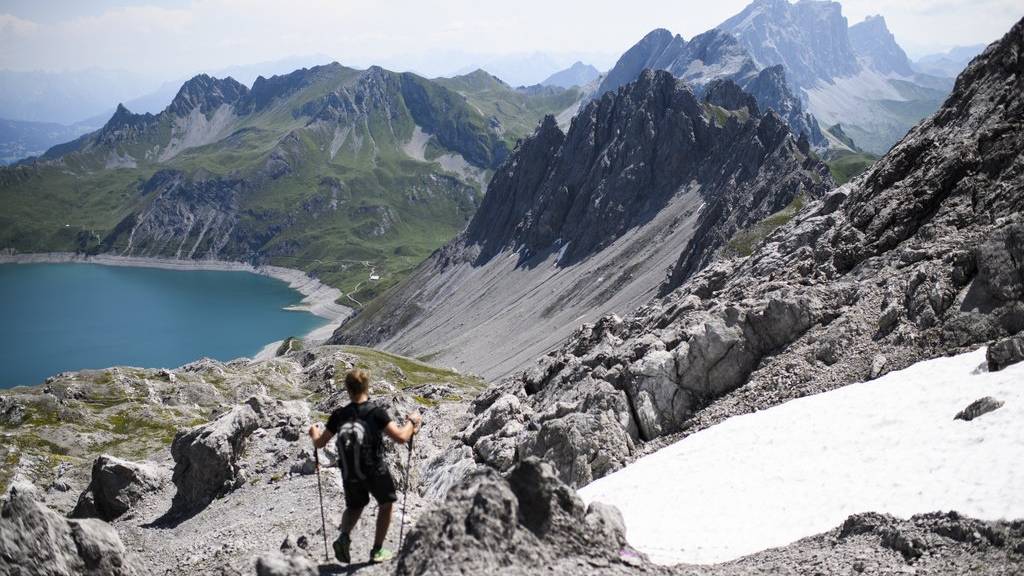 Auf dem Aufstieg zur Schesaplana hat es auch im Sommer Schneefelder. (Archiv)