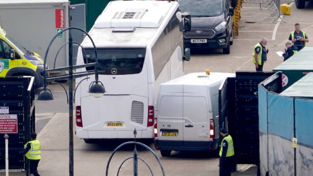 Eine Gruppe von Migranten, die Anfang dieser Woche im Vereinigten Königreich angekommen ist, wird aus dem Auffanglager für Migranten abtransportiert. Bei nächtlichen Bootsunglücken im Ärmelkanal und im Mittelmeer sind erneut mehrere Migranten ums Leben gekommen. Foto: Gareth Fuller/PA Wire/dpa