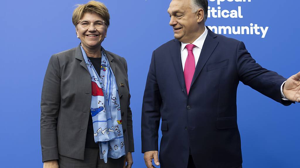 Viktor Orban, der ungarische Premierminister, begrüsst Viola Amherd, die Schweizer Bundespräsidentin, bei ihrer Ankunft am Treffen der Europäischen Politischen Gemeinschaft in Budapest.