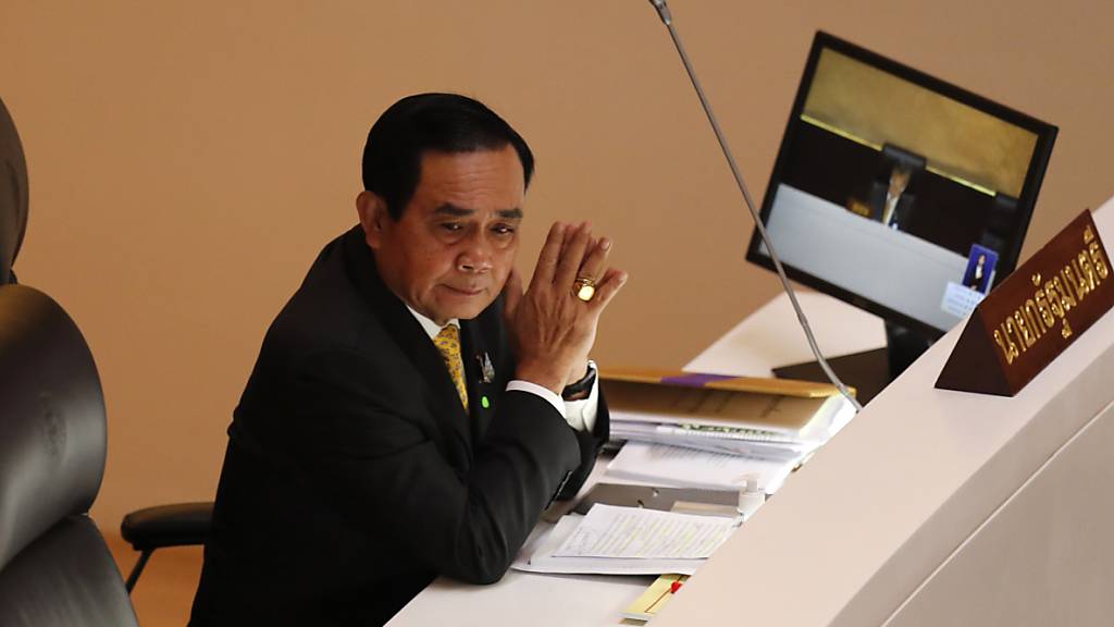 Prayut Chan-o-cha, Regierungschef von Thailand, während der Sondersitzung im Parlamentsgebäude. Foto: Sakchai Lalit/AP/dpa