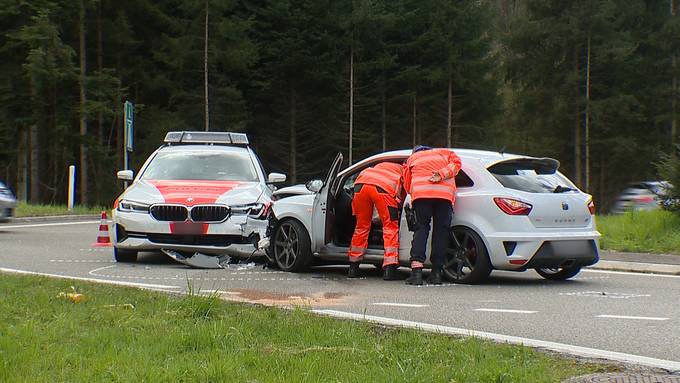 Filmreife Verfolgungsjagd mit Zürcher Polizeiautos endet mit Crash