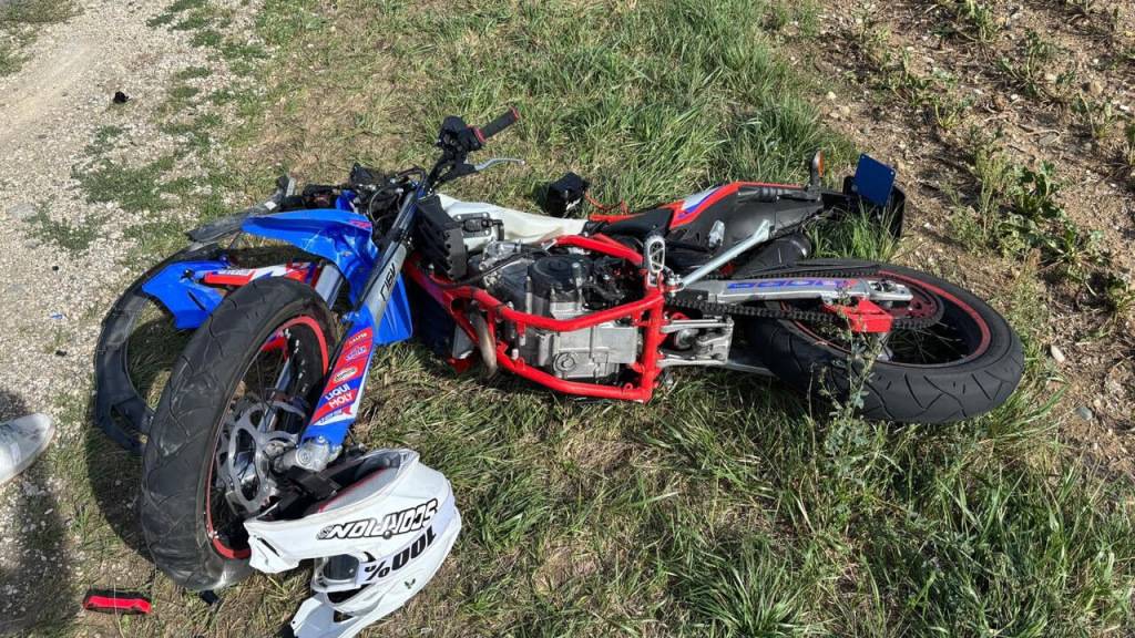 Der 16-jährige Motorradlenker musste nach der Kollision mit einem Auto in ein Spital gebracht werden.