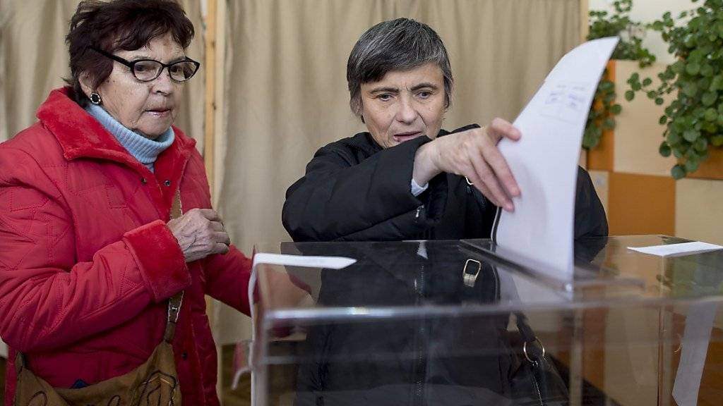 Bulgarinnen geben in der Hauptstadt Sofia ihre Stimmen für die Parlamentswahl ab.
