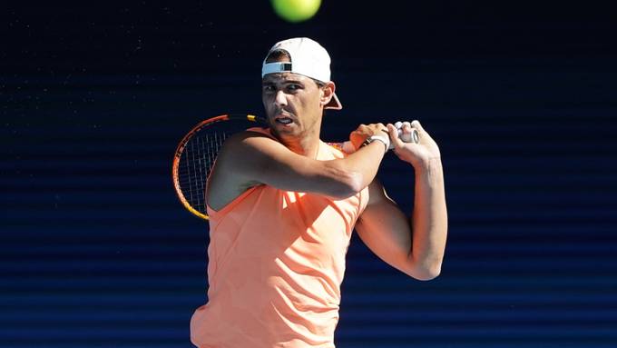 Ein steifer Rücken macht Rafael Nadal zu schaffen