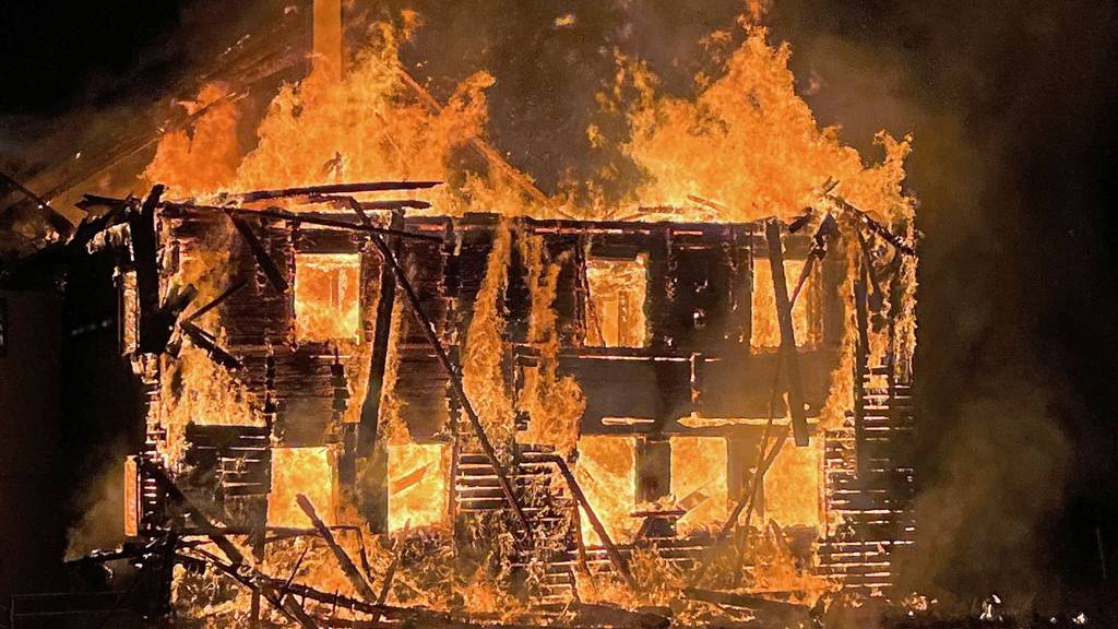 Altes Bauernhaus brennt lichterloh und wird vollständig zerstört