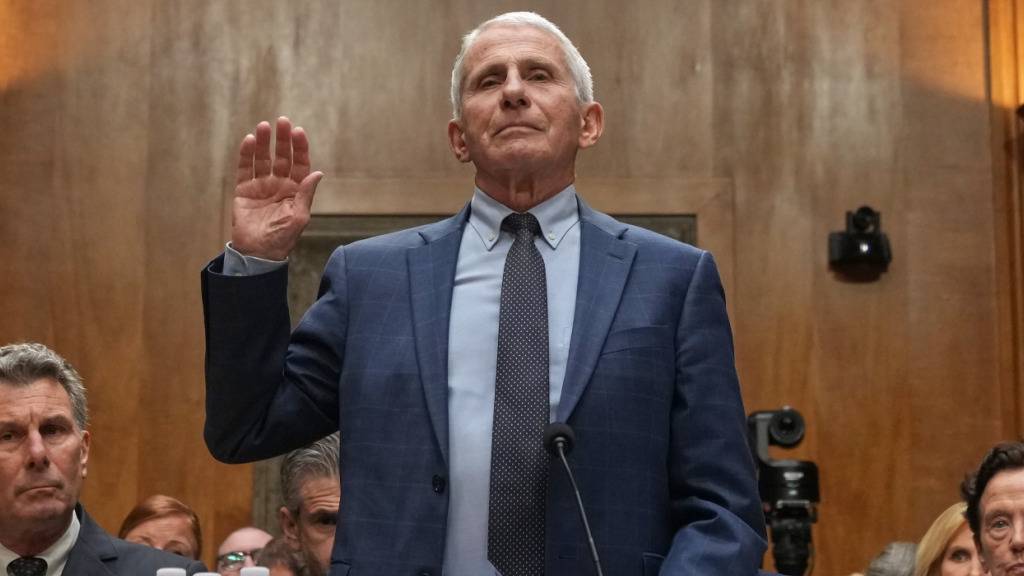 Anthony Fauci wird im Kapitol vor dem Senatsausschuss für innere Sicherheit und Regierungsangelegenheiten vereidigt. Foto: Allison Robbert/AP/dpa/Archivbild