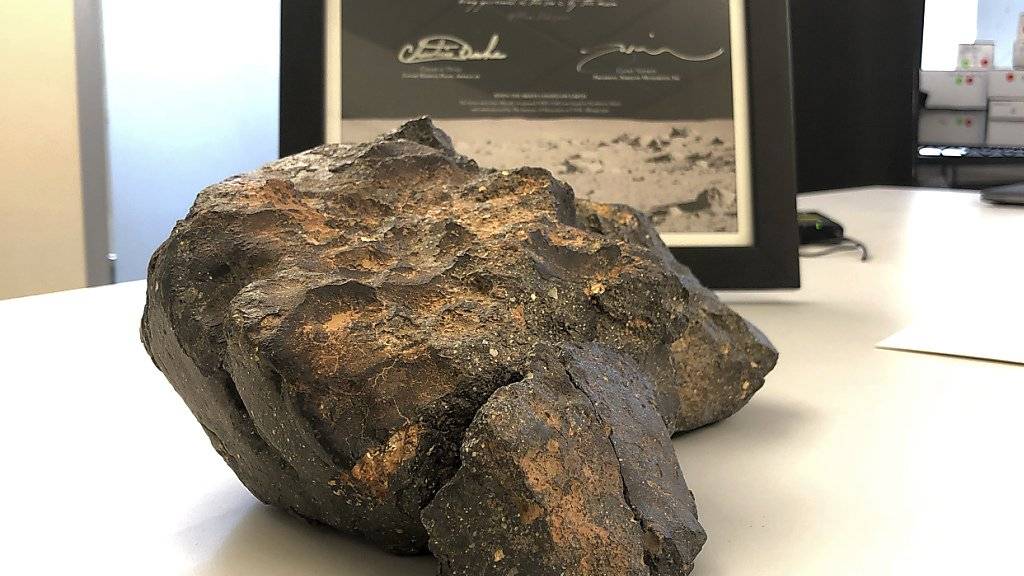 Für den fast 5,5 Kilogramm schweren Mondmeteoriten namens «Mondpuzzle» hat nach Angaben des Auktionshauses RR Auction ein Käufer mehr als 600'000 US-Dollar geboten.