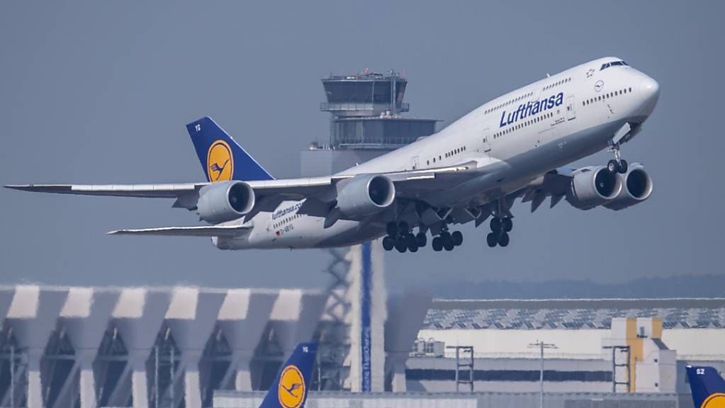 ARCHIV - Die Fluggesellschaft Lufthansa verzichtet an Bord auf Begrüßung «Damen und Herren». Stattdessen sollen die Crews ihre Gäste mit geschlechtsneutralen Formulierungen an Bord willkommen heißen. Foto: Boris Roessler/dpa Foto: Boris Roessler/dpa