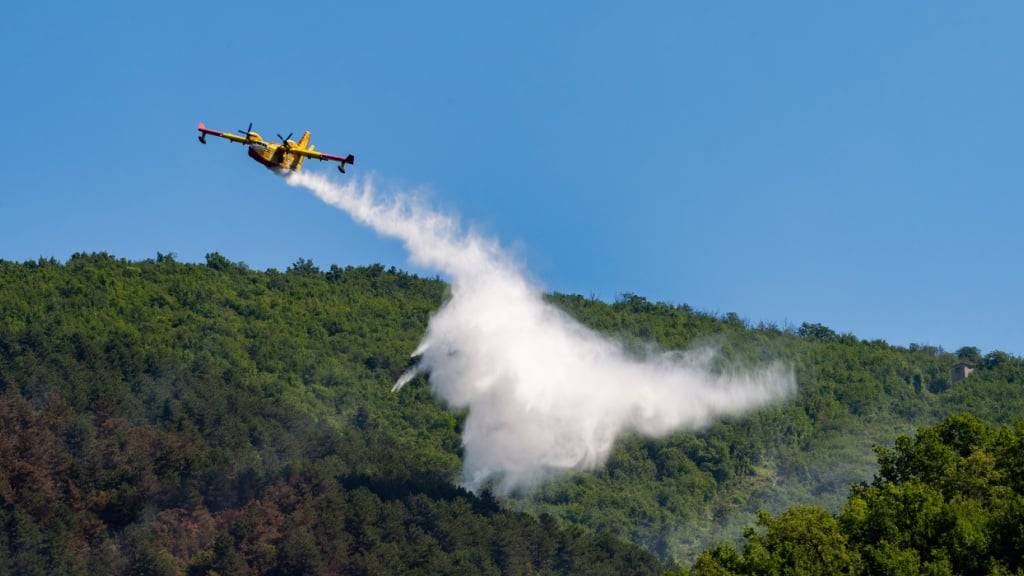 ARCHIV - Eine Canadair CL-415 der Feuerwehr hat auf einen Waldbrand in Macchiole di Lisciano in der Provinz Rieti reagiert. Foto: Gianluca Vannicelli/IPA via ZUMA Press/dpa/Archivbild
