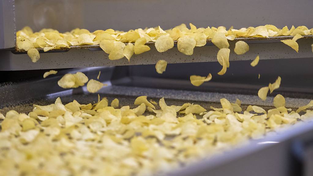 Wegen des Gewittersommers haben die Chips- und Pommes-Frites-Hersteller zu wenig qualitativ hochwertigen Rohstoff. Der Bund erhöht daher das Kontingent für Veredelungskartoffeln bis Ende Jahr um 20'000 Tonnen. (Symbolbild)