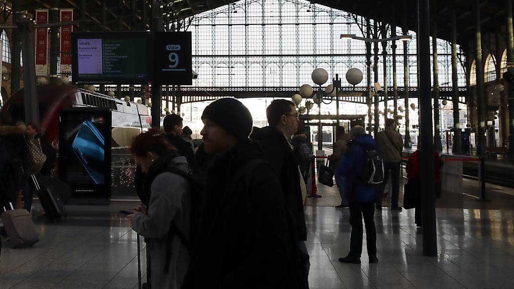 Reisende warten auf einen Zug am Samstag im Pariser Gare du Nord. Wegen Streiks war der Verkehr erneut stark behindert.