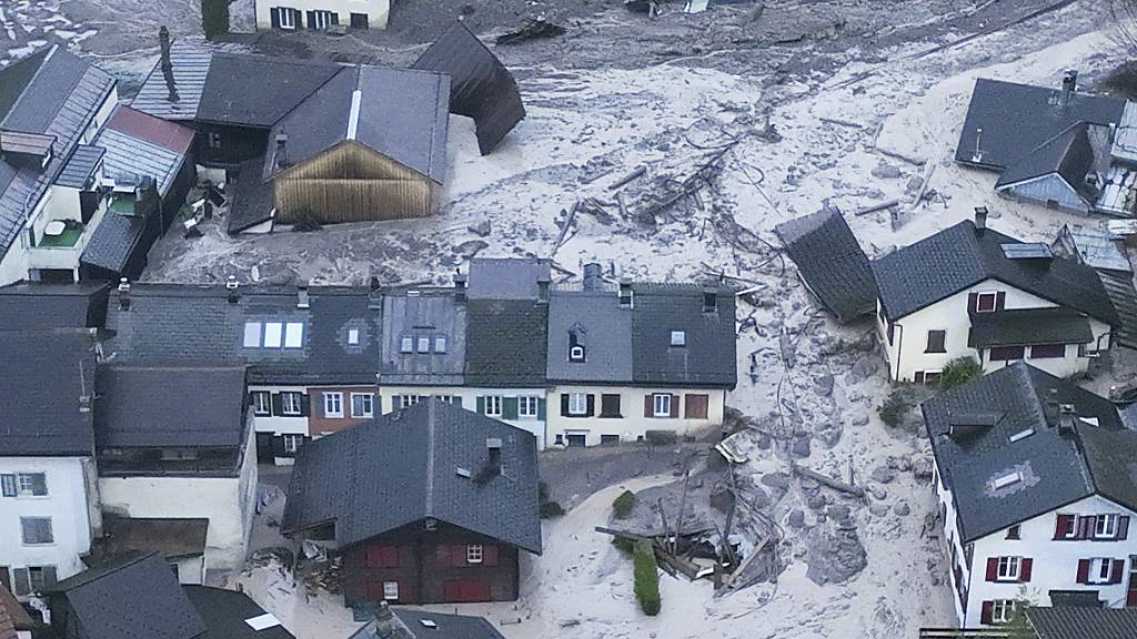 So sah es am Freitag in Schwanden aus: Geröll- und Schlammassen erreichten ein Wohnviertel, das erst seit wenigen Wochen wieder bewohnbar ist.