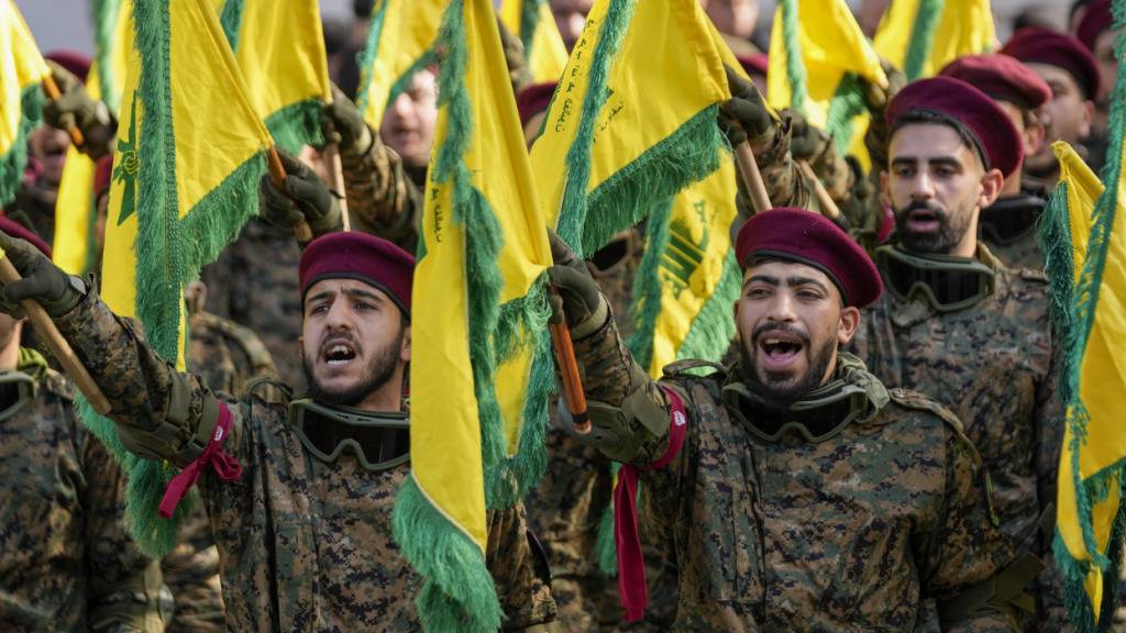 ARCHIV - Hisbollah-Kämpfer im Libanon. Foto: Hussein Malla/AP/dpa/Archivbild