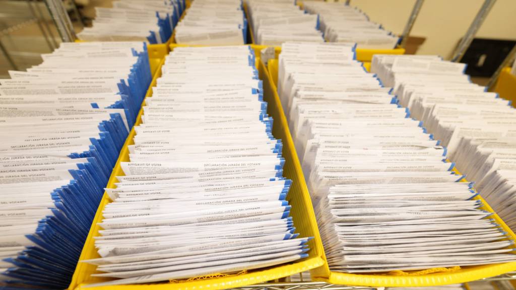 ARCHIV - Ausgefüllte Wahlzettel liegen in Behältern und warten auf die Auszählung in der Denver Elections Division in der Innenstadt von Denver. Foto: David Zalubowski/AP/dpa