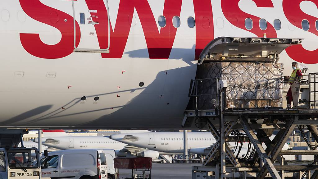 Die Swiss baut ihr Frachtangebot wieder aus und rüstet eine zusätzliche Langstreckenmaschine Boeing 777 zum reinen Frachttransporter um. (Archivbild)