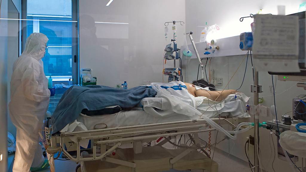 Corona-Infizierter auf einer Intensivstation in Barcelona. Die Zahl der Opfer ist wieder leicht ansteigend.