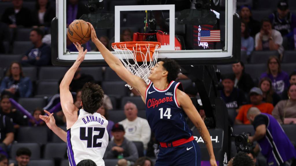 Der Freiburger NBA-Debütant Yanic Konan Niederhäuser (rechts) von den Los Angeles Clippers blockt den Wurf von Sacramentos Center Maxime Raynaud