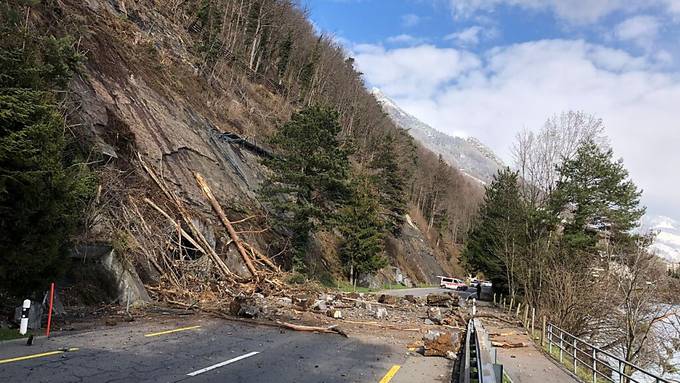 Strasse zwischen Gersau und Brunnen wegen Felssturz gesperrt