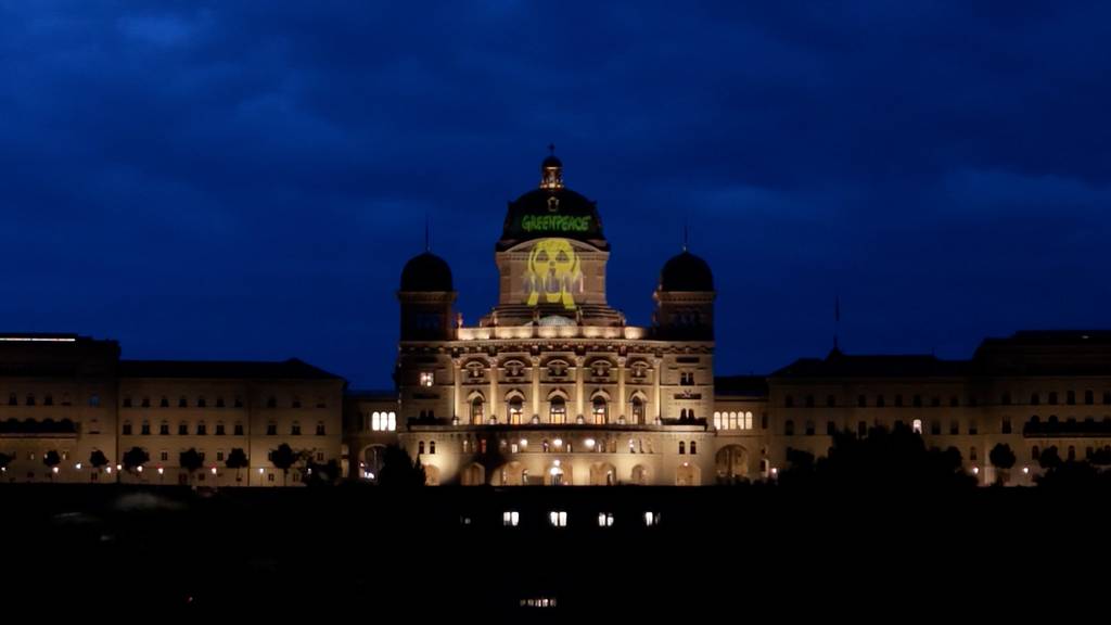 Greenpeace-Aktivisten projizieren Atom-Schrei auf die Fassade des Bundeshauses