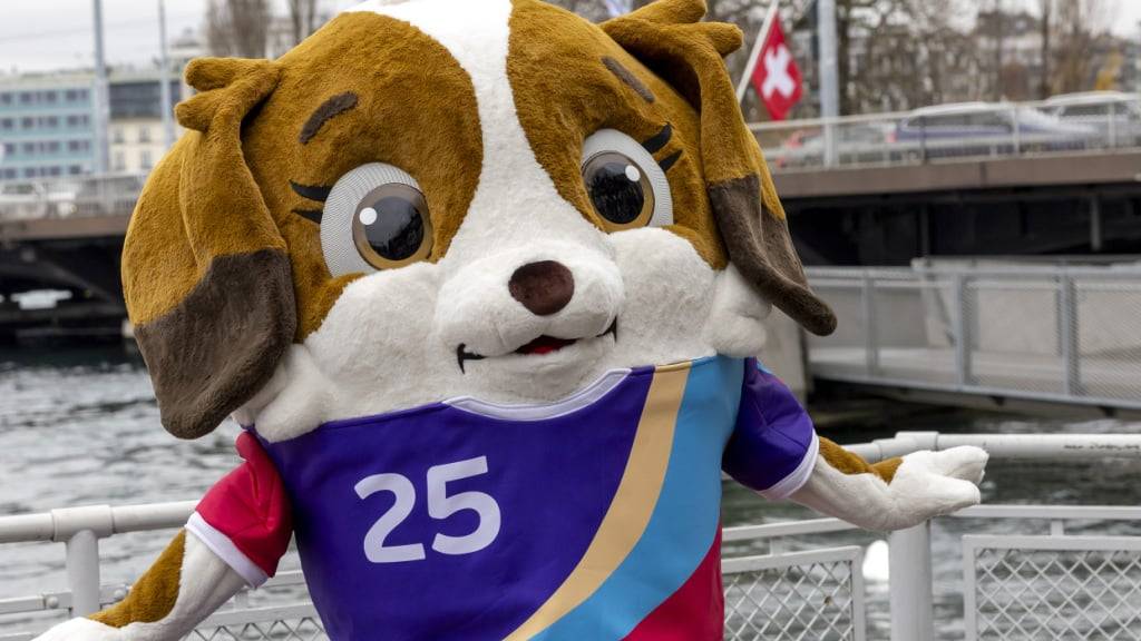 Das Maskottchen der Frauenfussball-EM posiert am See - am 2. Juli beginnt das Turnier. Zürich versteigert dafür die Autonummer «ZH 25».