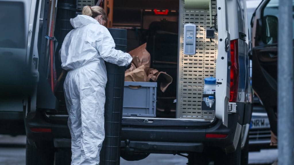 Eine Beamtin in Spurensicherungsanzug ist bei der kriminaltechnischen Untersuchung der Polizei im Einsatz. Foto: Christoph Reichwein/dpa